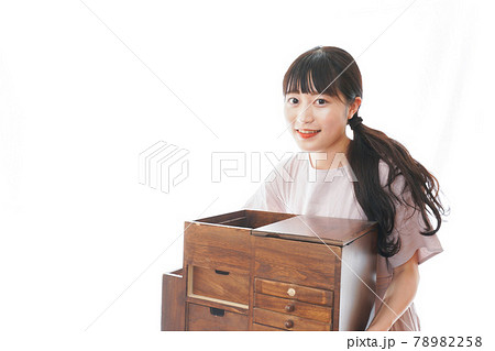 家具を運ぶ若い女性 家具を運ぶ若い女性 78982258