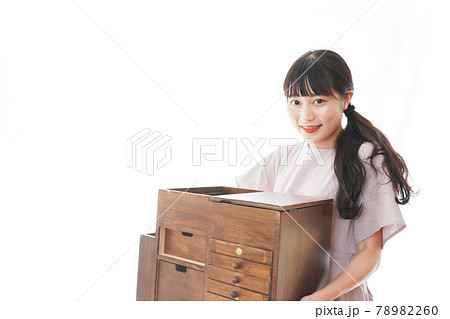 家具を運ぶ若い女性 家具を運ぶ若い女性 78982260