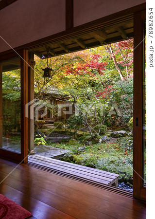 京都大原 宝泉院 囲炉裏の部屋より庭を望む 京都大原 宝泉院 囲炉裏の部屋より庭を望む 78982654