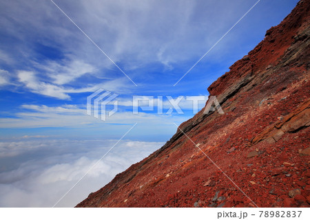 晴天下の富士山登山　山頂付近 78982837