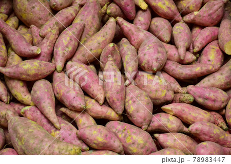 Sweet potato sold in the vegetable market. 78983447