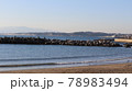 青いのどかな海岸と霞む対岸 78983494