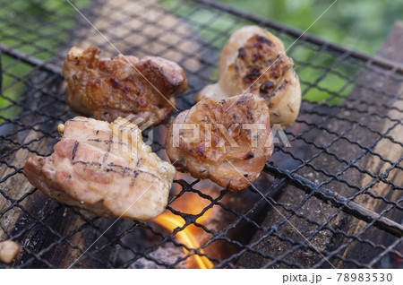 炭火でこんがりと焼いた日向鶏 炭火でこんがりと焼いた日向鶏 78983530