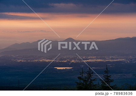 静岡県 富士山 御殿場口登山道から御殿場方面を見下ろす 朝焼けの写真素材 7636