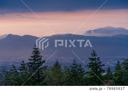 (静岡県)富士山・御殿場口登山道から御殿場方面を見下ろす 朝焼け (静岡県)富士山・御殿場口登山道から御殿場方面を見下ろす 朝焼け 78983637
