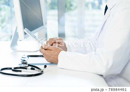 タブレットを操作する医師の手元 78984461