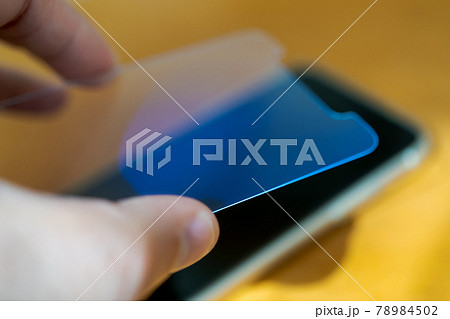 スマホに保護ガラスを貼る 78984502