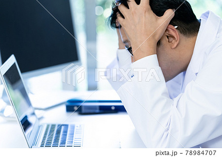 パソコンを見て悩む医師 78984707