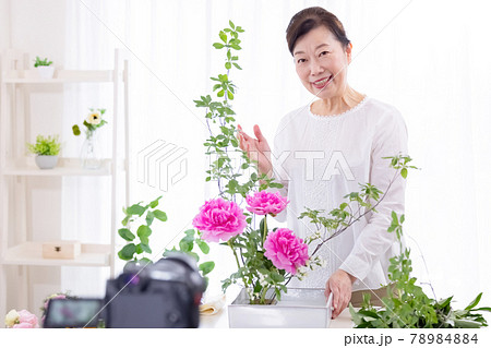 オンラインで生け花を教えるシニア女性 オンラインで生け花を教えるシニア女性 78984884