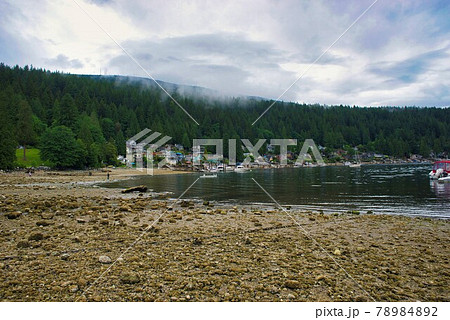 ディープコーブのビ－チと住宅街　　ノースバンクーバー　ブリティッシュコロンビア　カナダ 78984892