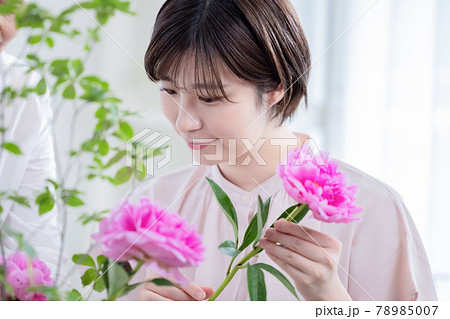 活け花教室　生け花を習う若い女性 78985007