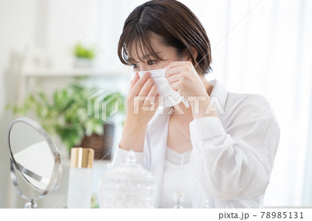 ビューティーイメージ　マスクを付ける若い女性 78985131