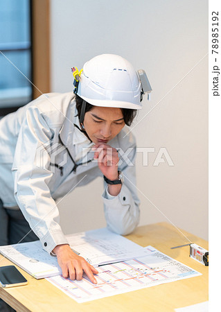 工事工程表を確認する一級建築士 78985192