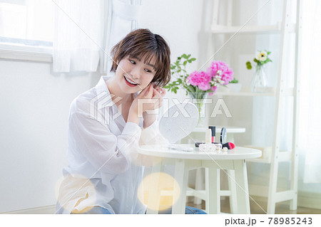 女性のポートレート　アクセサリーをつける女性 78985243