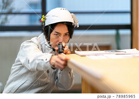 図面と現場を照合する工事監理者 図面と現場を照合する工事監理者 78985965