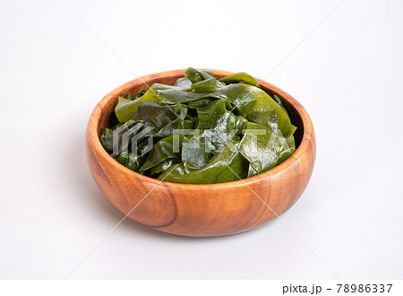 Seaweed wakame in wooden bowl isolated on gray background. japanese food 78986337