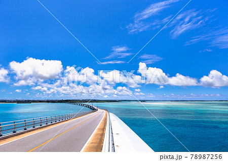 沖縄県宮古島、青空と伊良部大橋・日本 78987256