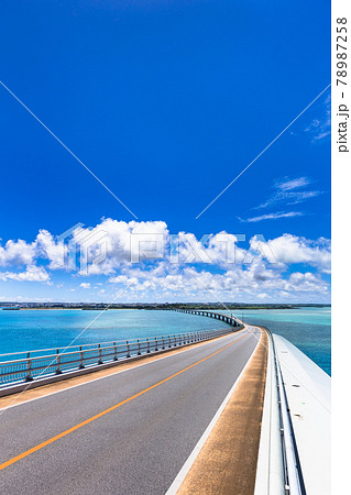 沖縄県宮古島、青空と伊良部大橋・日本 78987258