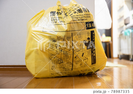 台所の脇に置かれた燃やすごみ 78987335