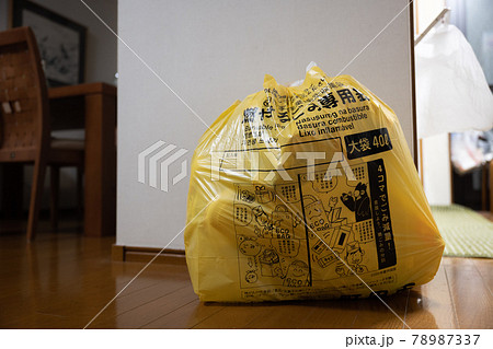台所の脇に置かれた燃やすごみ 78987337