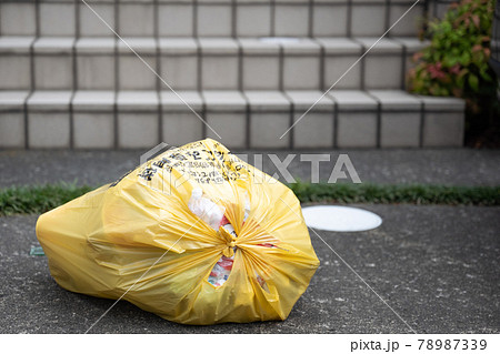 玄関前に置かれた燃やすごみ 78987339