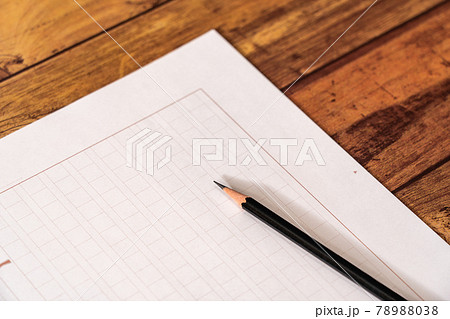 原稿用紙と鉛筆 78988038