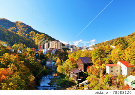 北海道　秋の青空と定山渓温泉街の風景 78988120