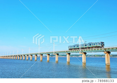 茨城県　青空の北浦橋梁を走る電車 78988133
