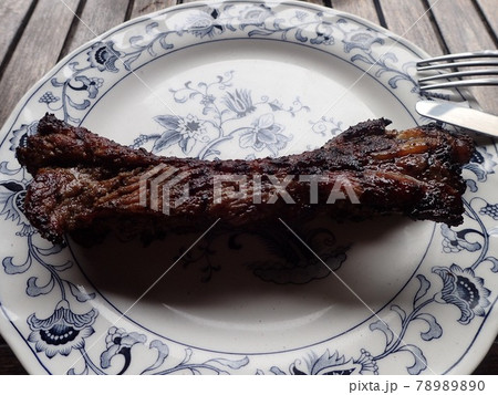 炭焼きの美味しそうなスペアリブ 78989890