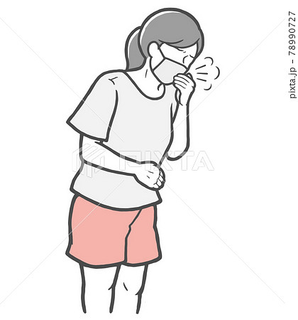 マスクをした状態で、口を手で押さえて咳をする若い女性 78990727