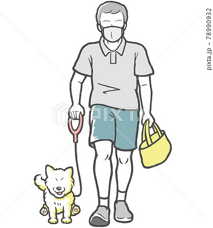 マスクをして犬の散歩をする中年男性 78990932