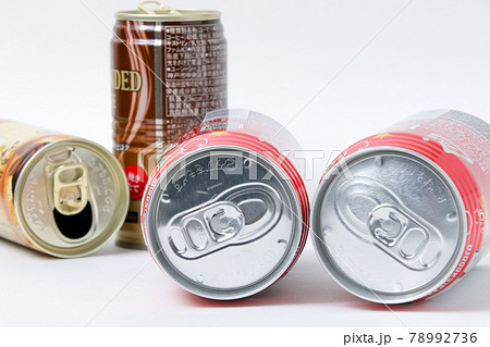 空き缶 缶 アルミ缶 飲み物 飲料水 リサイクル ジュース アルミニウム アルミ 飲料の写真素材