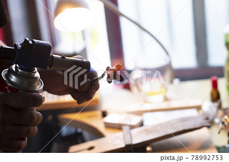 彫金　金属加工　工房　職人　技術　工芸　技法　削る　装飾　工具　手　ボディパーツ　鏨　 78992753