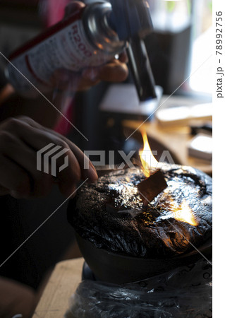 彫金 金属加工 工房 職人 技術 工芸 技法 削る 装飾 工具 手 ボディパーツ 鏨 彫金 金属加工 工房 職人 技術 工芸 技法 削る 装飾 工具 手 ボディパーツ 鏨 78992756