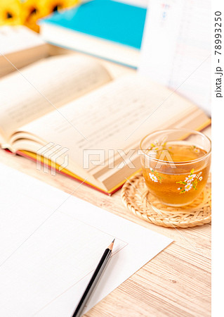 読書感想文と原稿用紙 78993250