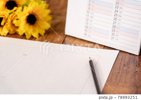 読書感想文と原稿用紙 78993251