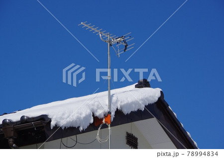 積雪の屋根とアンテナ　雪屋根とテレビののアンテナ 78994834