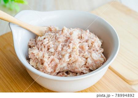 ボウルに入った捏ねたしゅうまいの具材 78994892