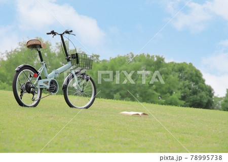 丘の上の自転車と読みかけの本 78995738