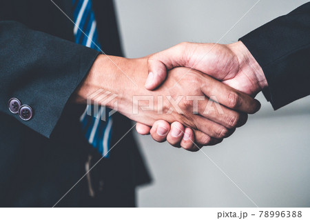 Business people handshake agreement in office. 78996388