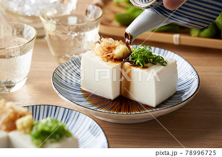 冷奴に醤油をかける 78996725