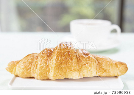 おいしいクロワッサンとカフェオレのモーニング 78996958