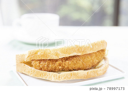 美味しい白身魚フライサンドとコーヒー 美味しい白身魚フライサンドとコーヒー 78997173