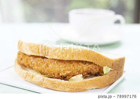 美味しいフィッシュフライサンドとコーヒー 美味しいフィッシュフライサンドとコーヒー 78997176
