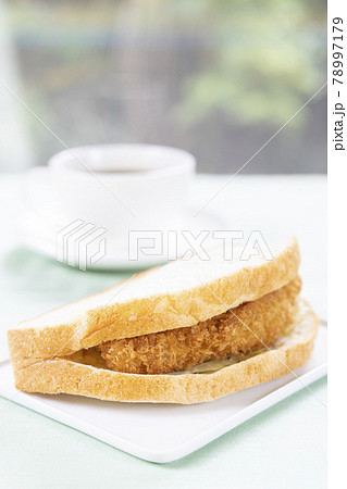 美味しいフィッシュフライサンドとコーヒー 美味しいフィッシュフライサンドとコーヒー 78997179