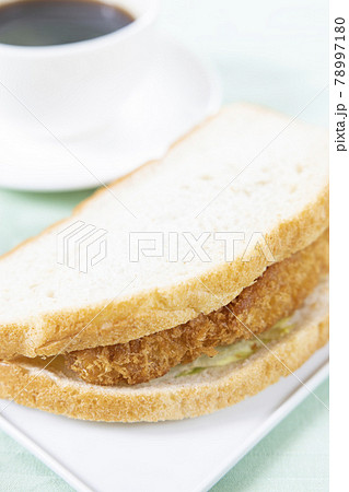 美味しいフィッシュフライサンドとコーヒー 美味しいフィッシュフライサンドとコーヒー 78997180