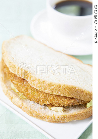 美味しいフィッシュフライサンドとコーヒー 美味しいフィッシュフライサンドとコーヒー 78997181