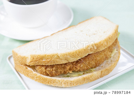 美味しいフィッシュフライサンドとコーヒー 78997184
