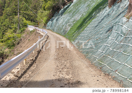 災害復旧から一か月後の京都府道361号上黒田貴船線~対向車が来たらこのガレ場でどうしよう? 災害復旧から一か月後の京都府道361号上黒田貴船線~対向車が来たらこのガレ場でどうしよう? 78998184