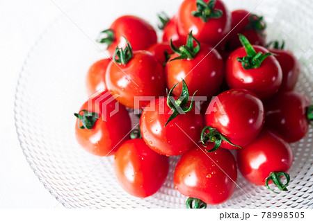 ガラス皿に盛ったプチトマト ガラス皿に盛ったプチトマト 78998505